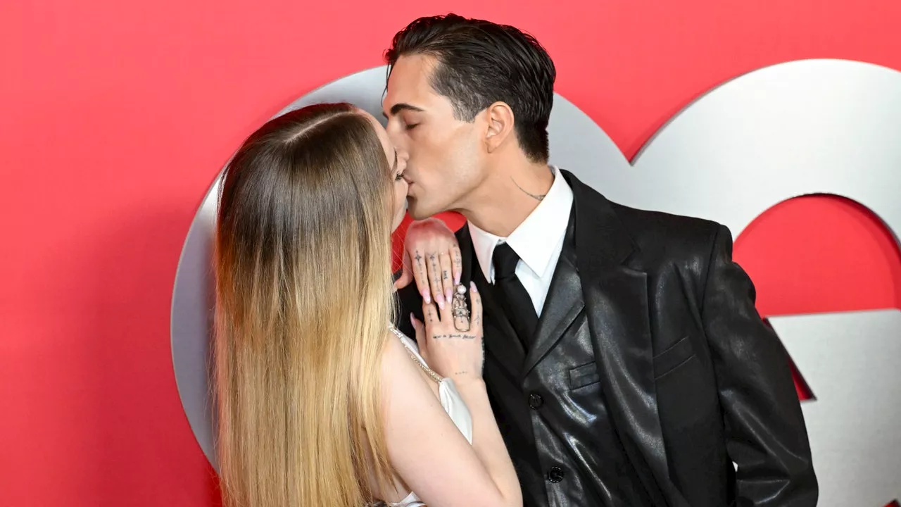 Damiano David e Dove Cameron, il wedding kiss sul red carpet a Los Angeles era da Oscar