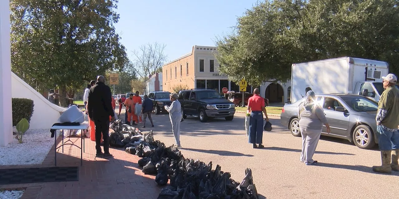 Lowndes County public servants hold Thanksgiving giveaway