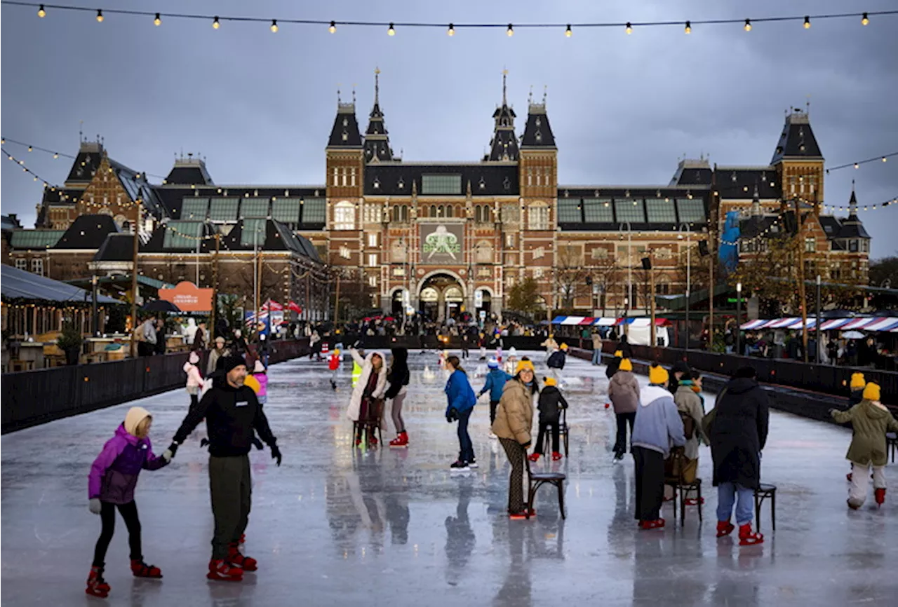 Amsterdam: pattinaggio sul ghiaccio davanti al Rijksmuseum