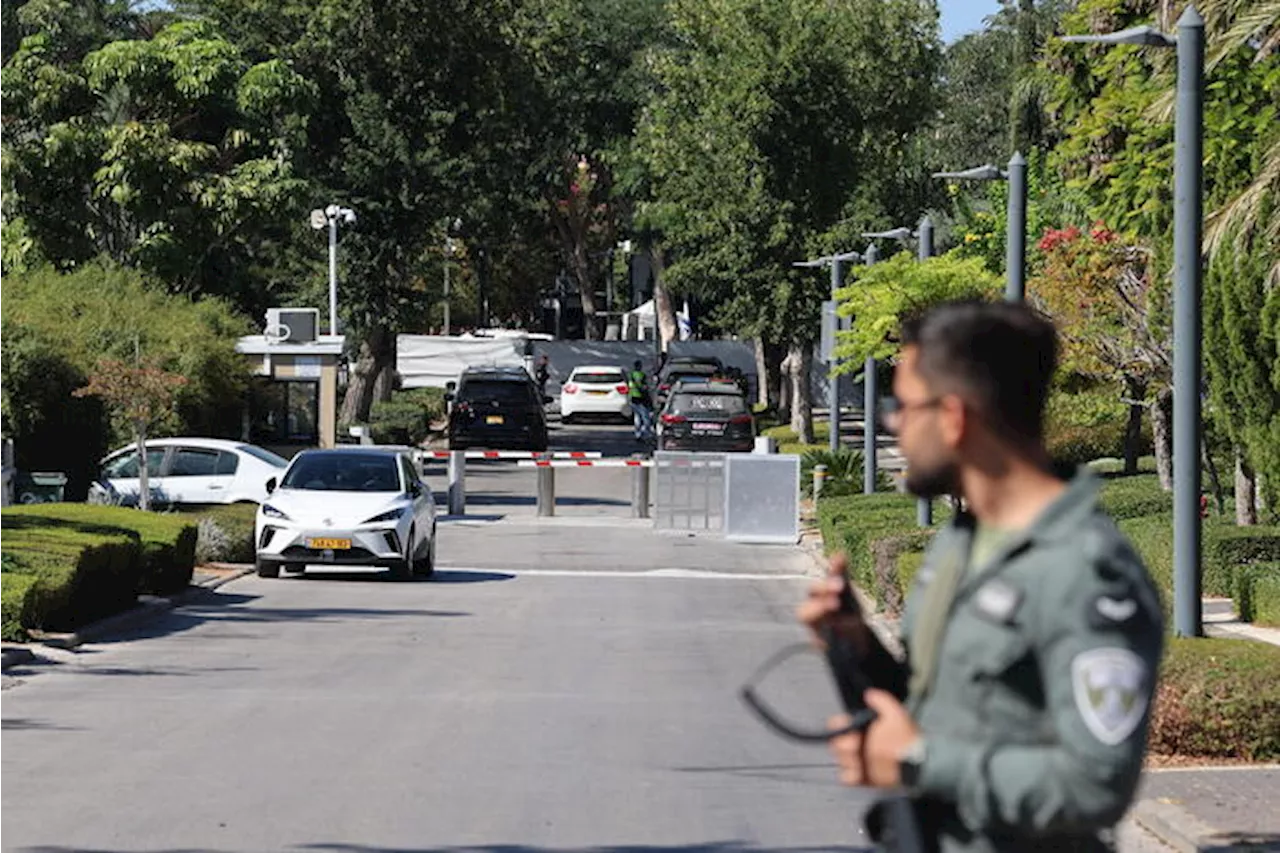 Guerra in Medio Oriente: razzi cadono nel cortile della casa di Netanyahu a Cesara