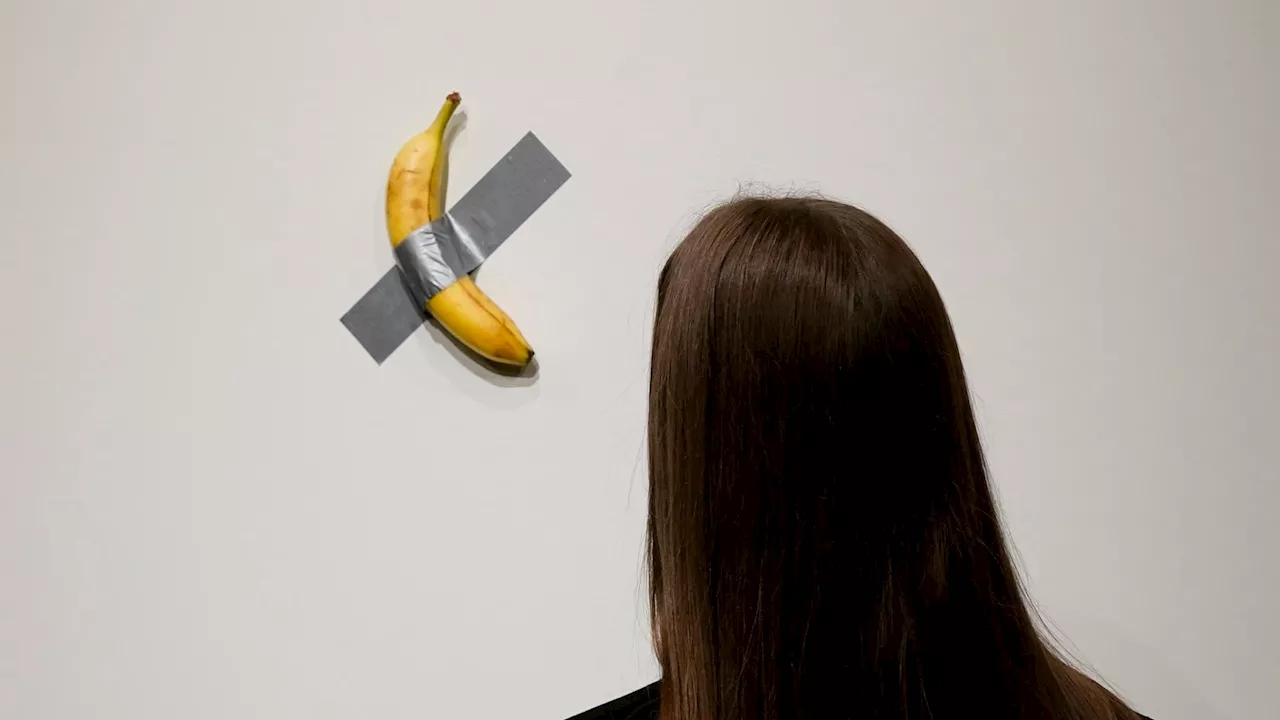 Vendue aux enchères, une banane scotchée à un mur pourrait être adjugée plus d'un million de dollars