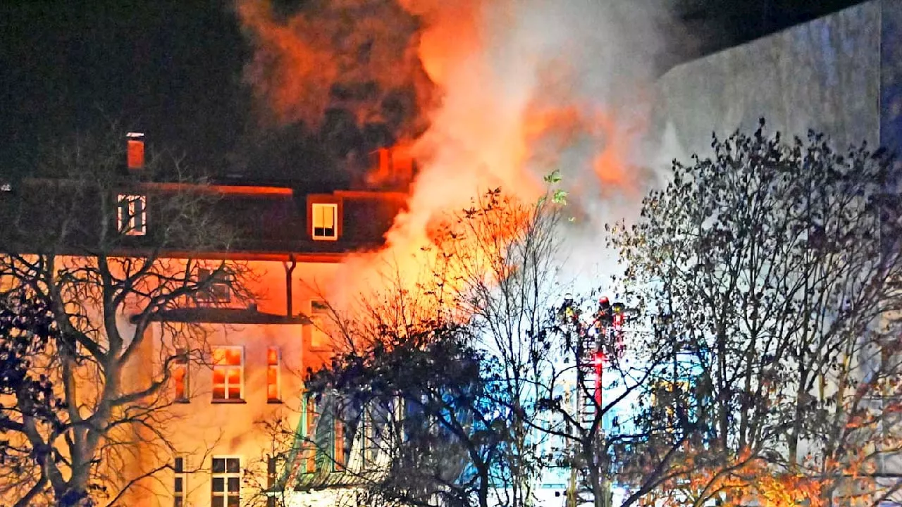 Flammen-Drama in München: Feuerwehr kämpft gegen Großbrand