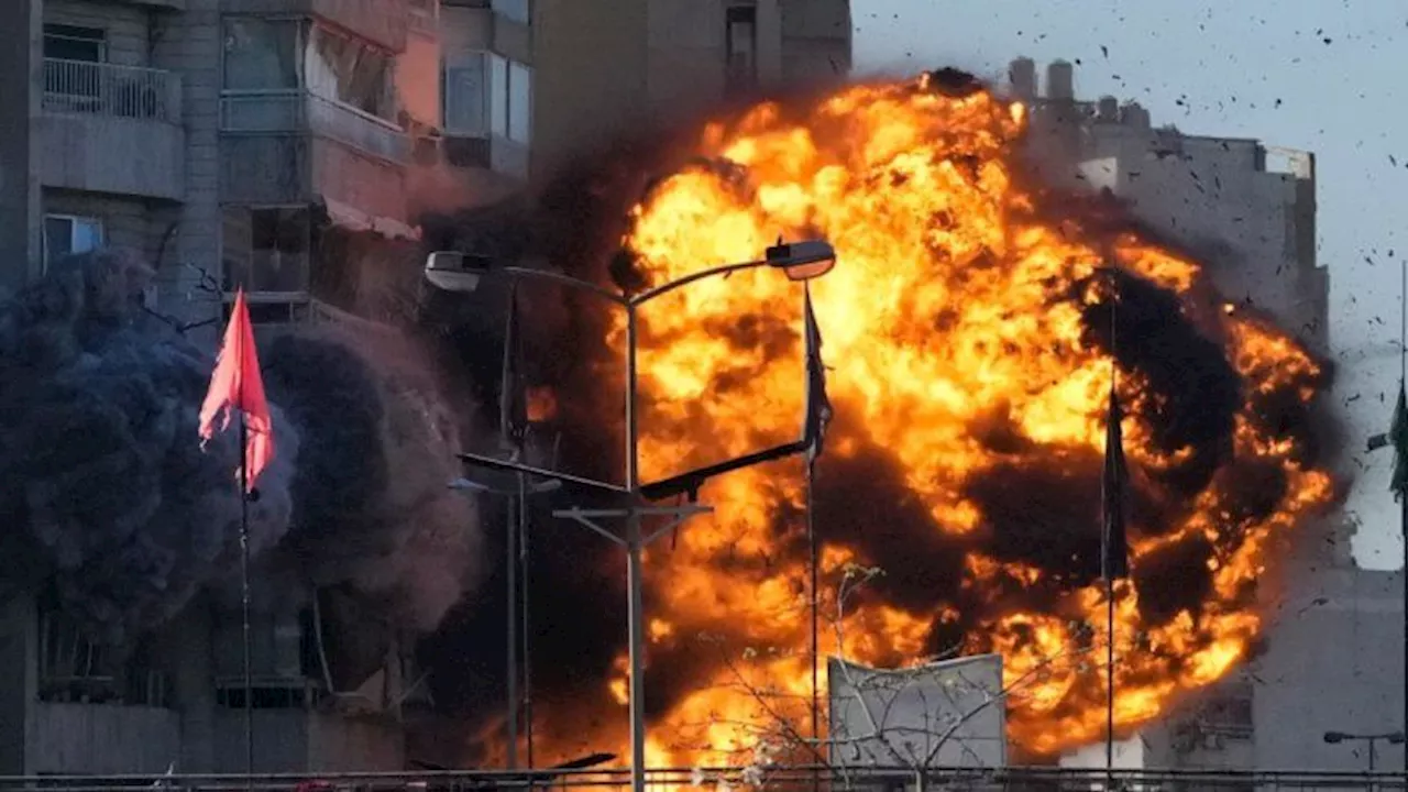 Fotógrafo de AP captura el momento en que una bomba de Israel impacta en un edificio de apartamentos en Líbano