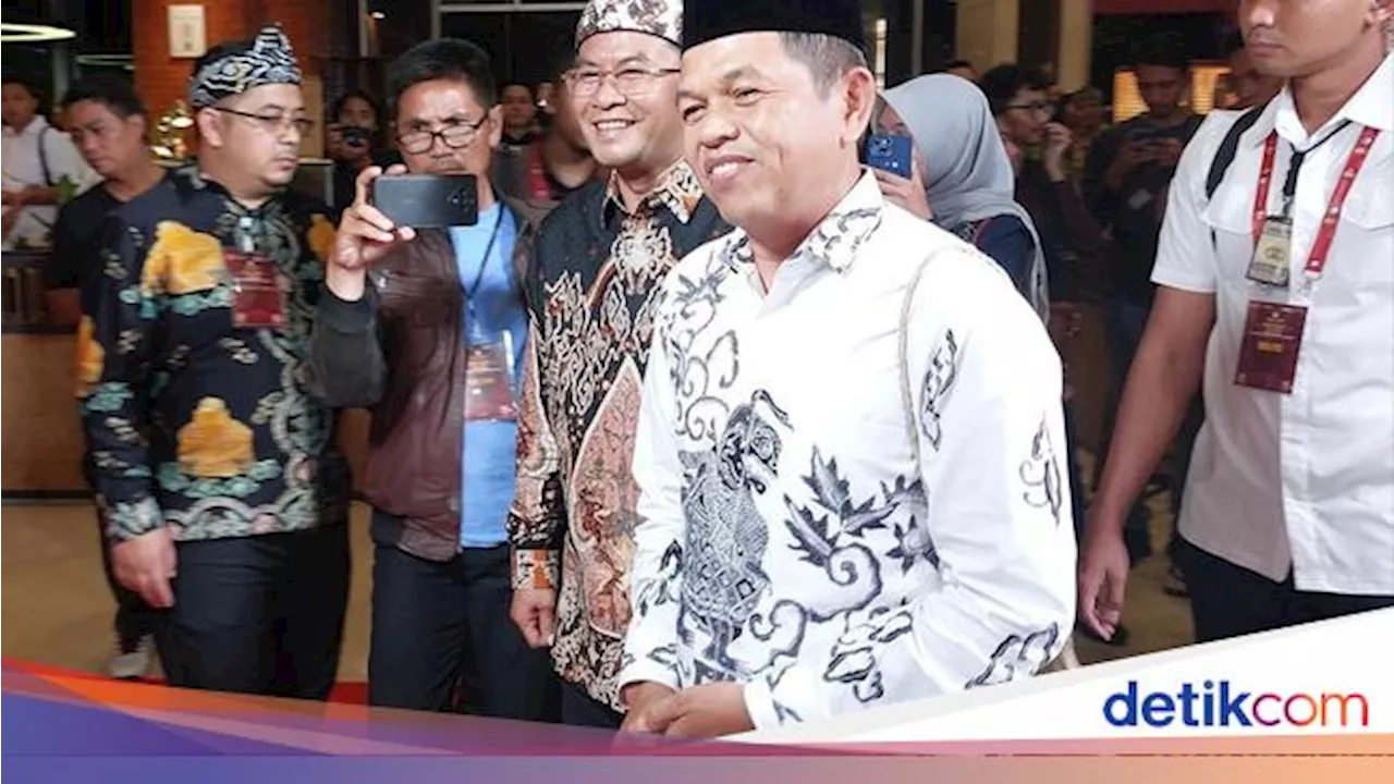 Gaya Dedi Mulyadi Pakai Tas Anyaman Oleh-oleh dari Sukabumi