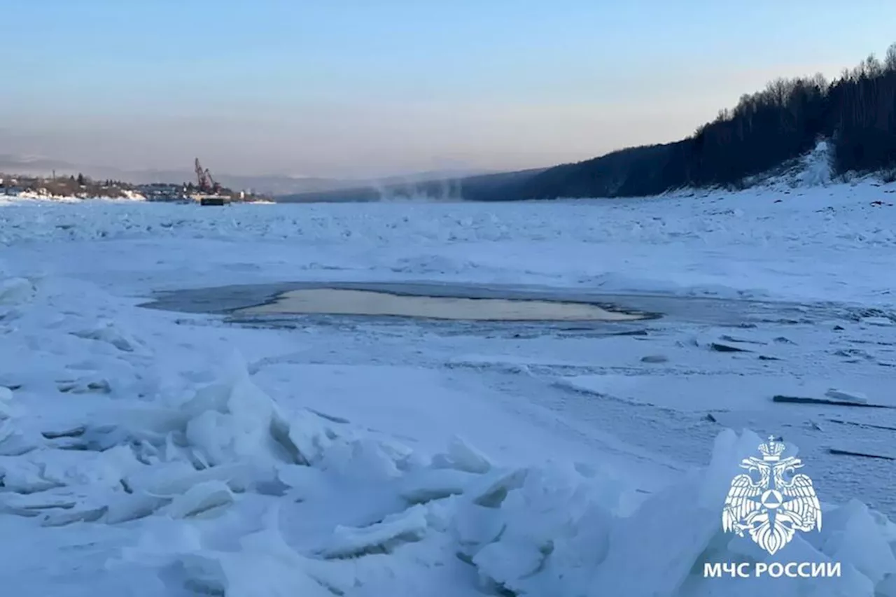 Машина с тремя людьми провалилась под лед в Иркутской области