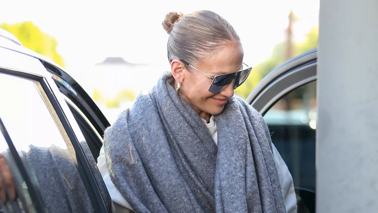 Jennifer Lopez Kicks Off Ugg Boot Season With an Elevated Airport Look