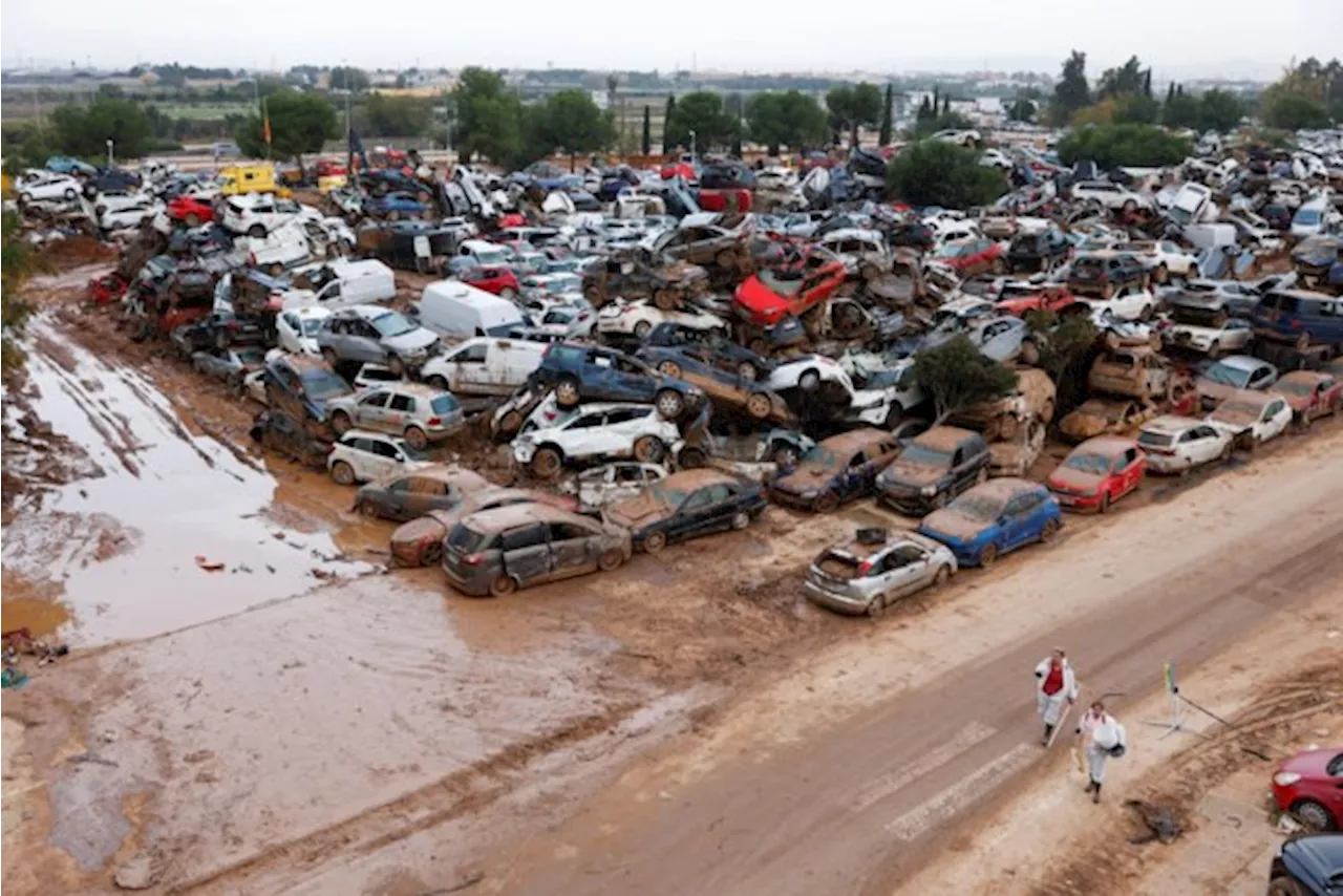 Autokerkhof Valencia: vernielde wagens liggen opgestapeld na zware overstromingen in en rond Spaanse stad