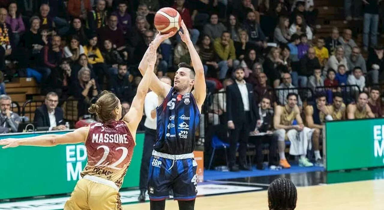 Sebastiani irriconoscibile in difesa cade anche a Cremona: 97-83. Foto. Terzo ko di fila