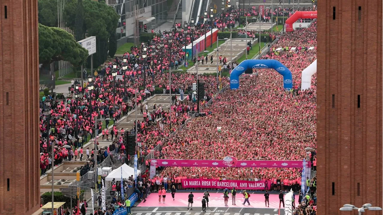 35.000 mujeres 'pintan' de rosa Barcelona en la Carrera de la Mujer