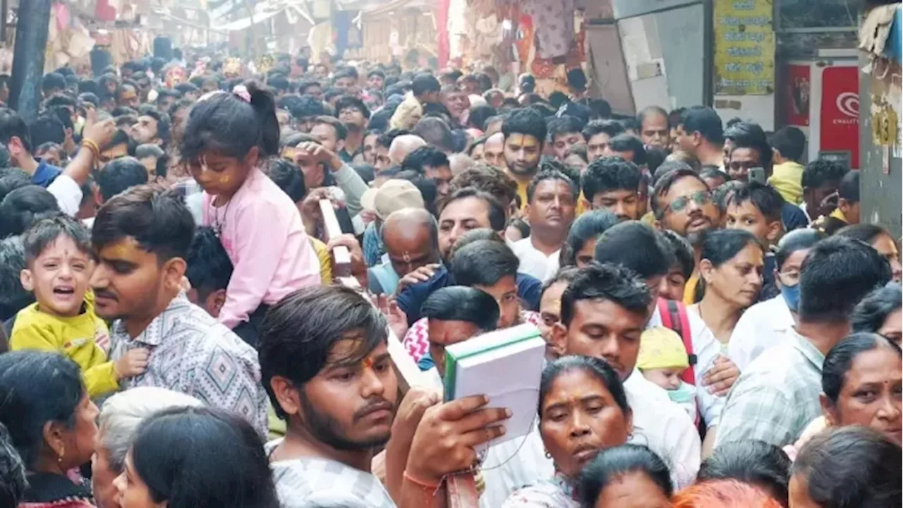 Banke Bihari Mandir: भक्तों के सैलाब से भरीं बांकेबिहारी की कुंज गलियां, दर्शन के लिए लगी लंबी लाइन