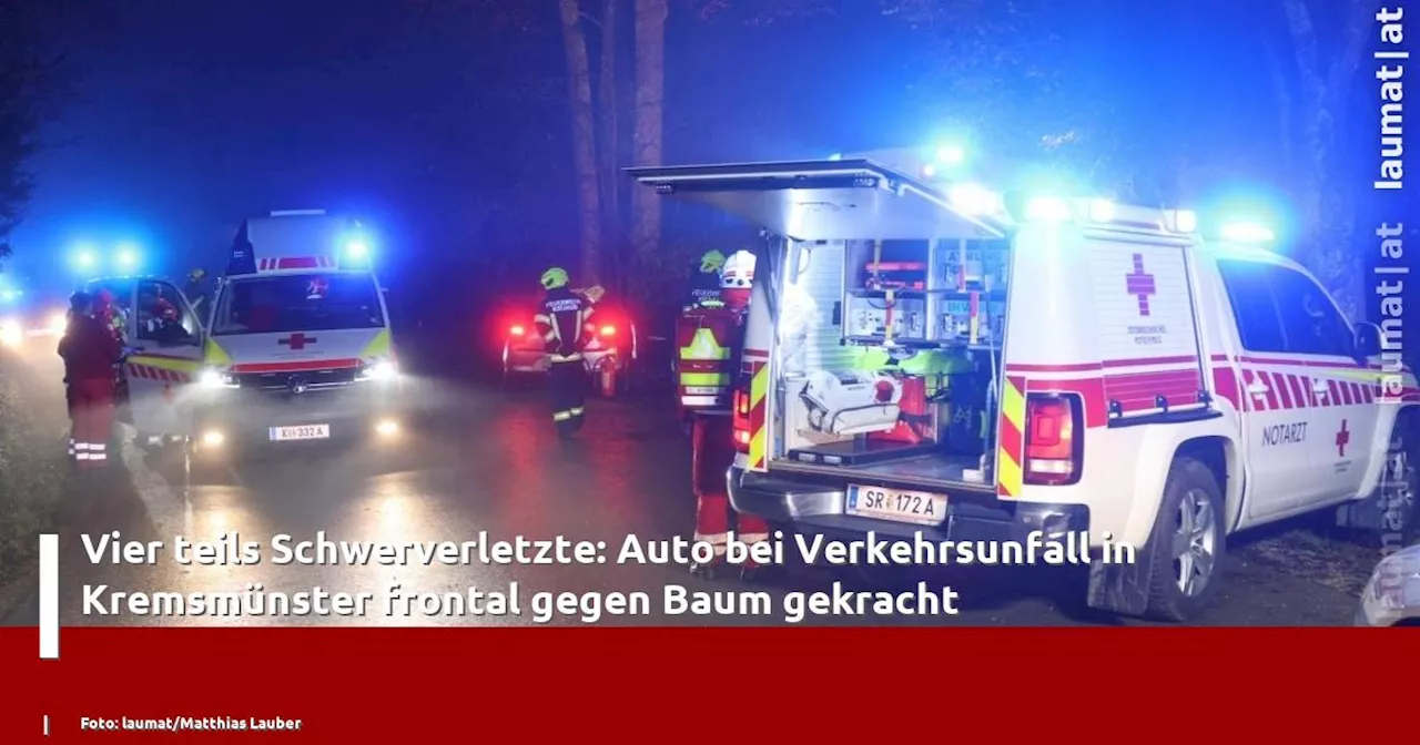 Vier teils Schwerverletzte: Auto bei Verkehrsunfall in Kremsm�nster frontal gegen Baum gekracht