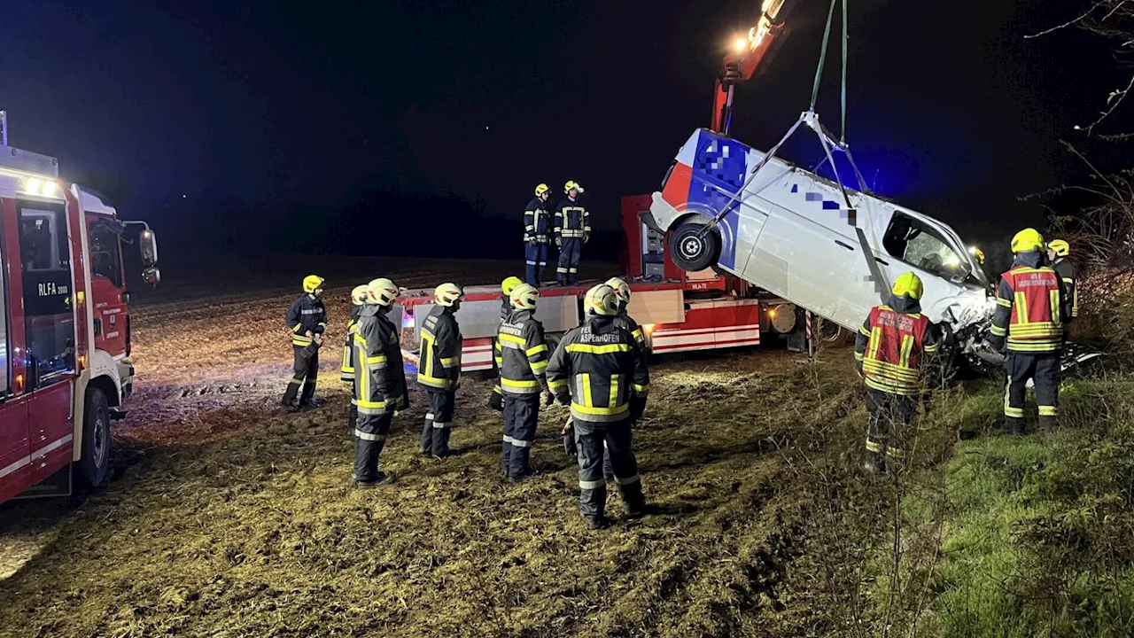 Transporter landete auf dem Dach im Acker