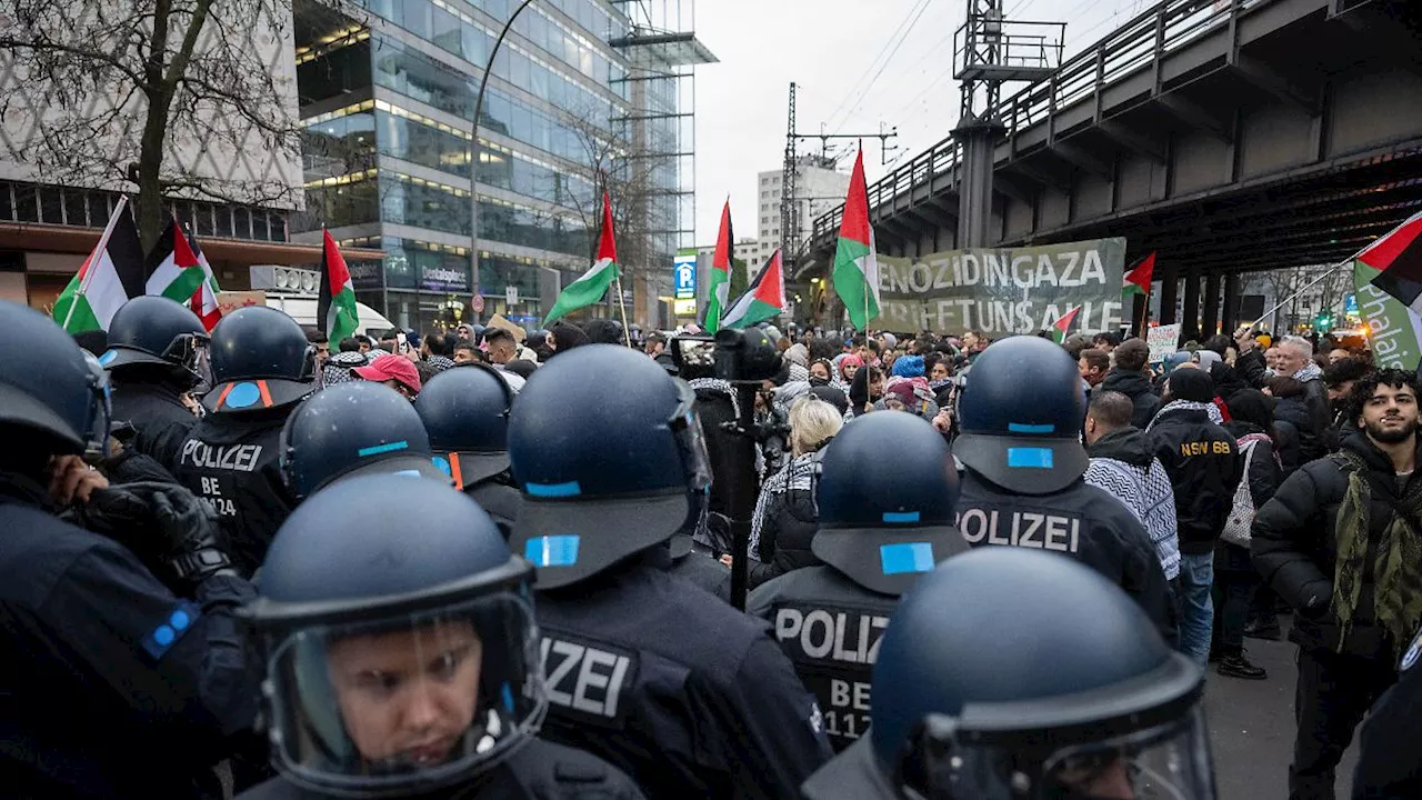 Ermittlung von 21 Straftaten: Berliner Polizei nimmt über Hundert Palästina-Demonstranten fest