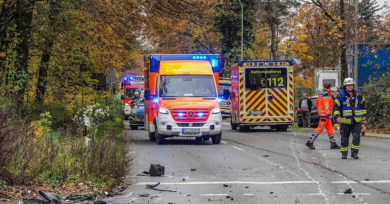 Mehrere Verletzte: Opelfahrer rast in Transporter - Rettungskräfte finden Trümmerfeld vor