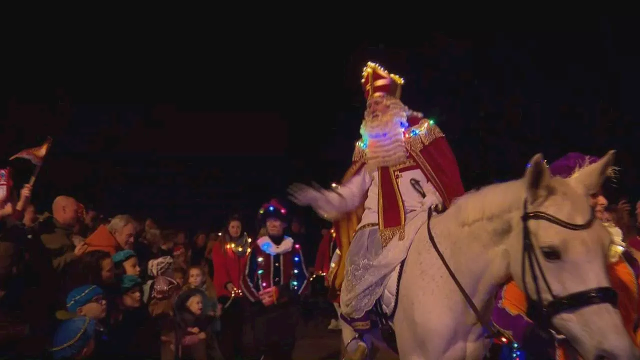 Bijzonder onthaal voor Sinterklaas, in het donker met heel veel lichtjes