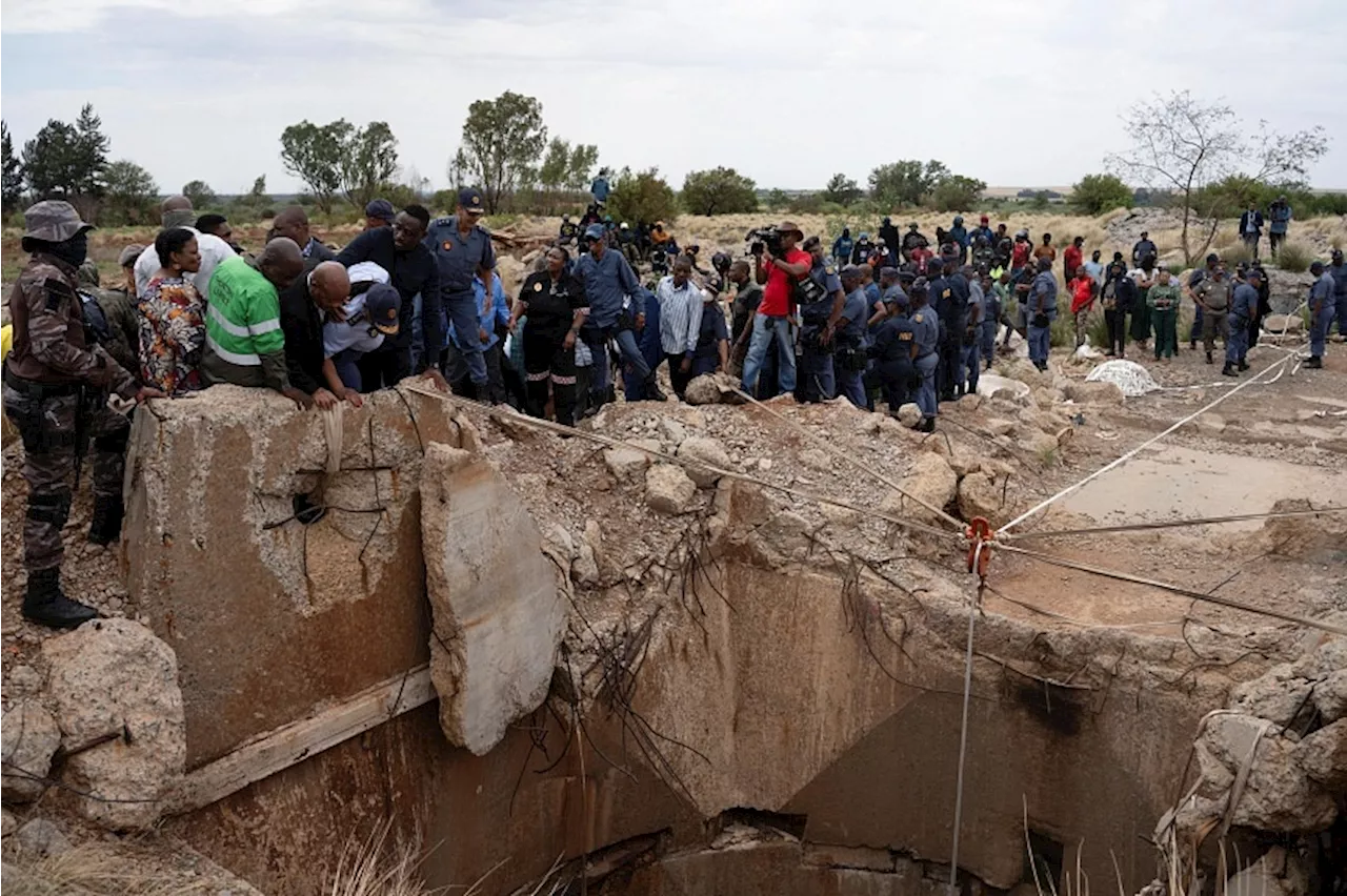 Illegal miners ‘starving’ underground in stand-off with S. African cops; decomposed body taken out