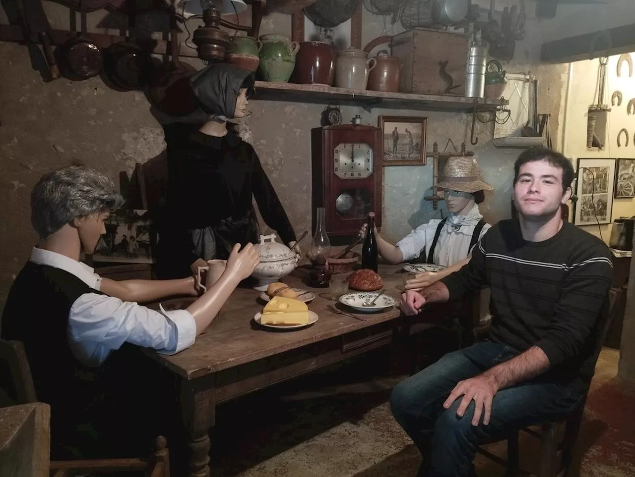 Ce jeune collectionneur d’objets anciens a créé deux musées sur la ferme familiale en Dordogne