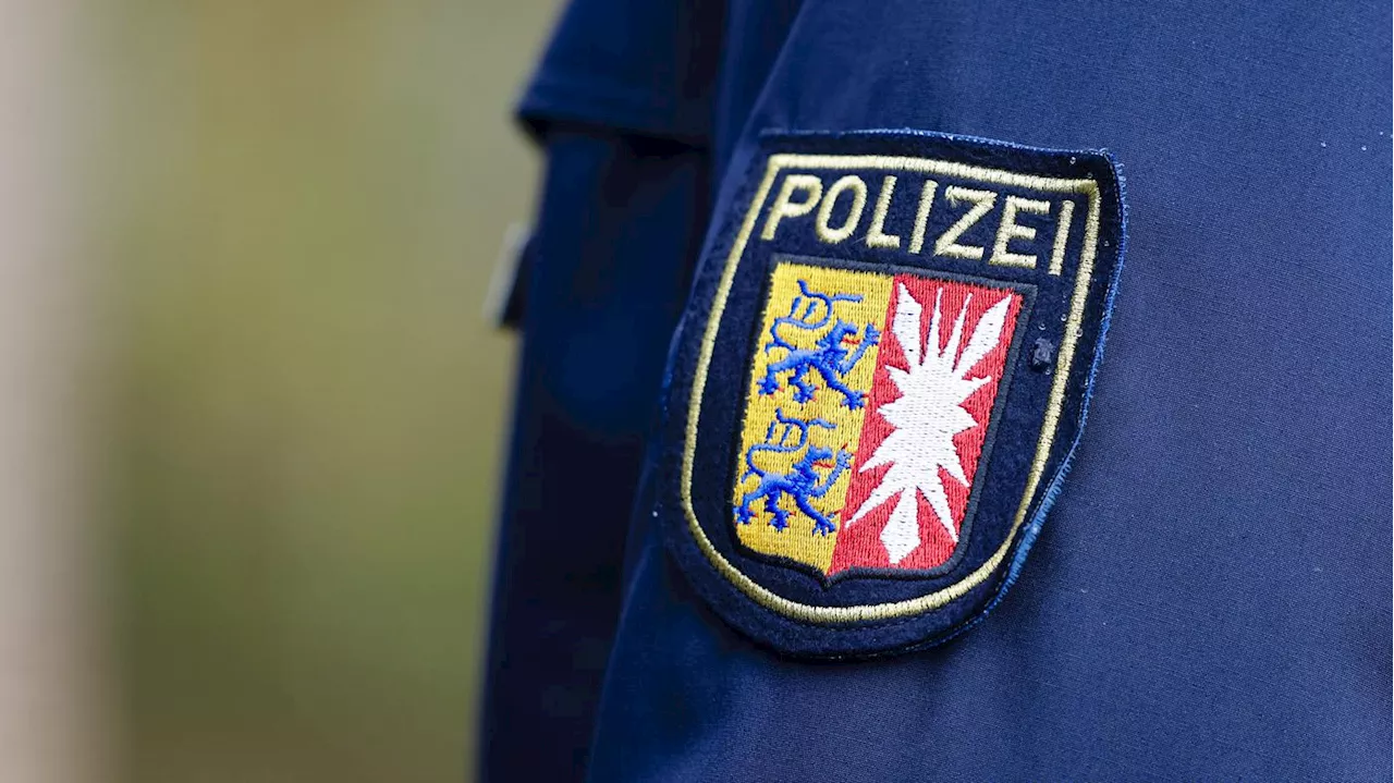 Mann mit Messern aufgetaucht: Polizisten in Kiel stoppen Angreifer vor Dienststelle mit Schüssen