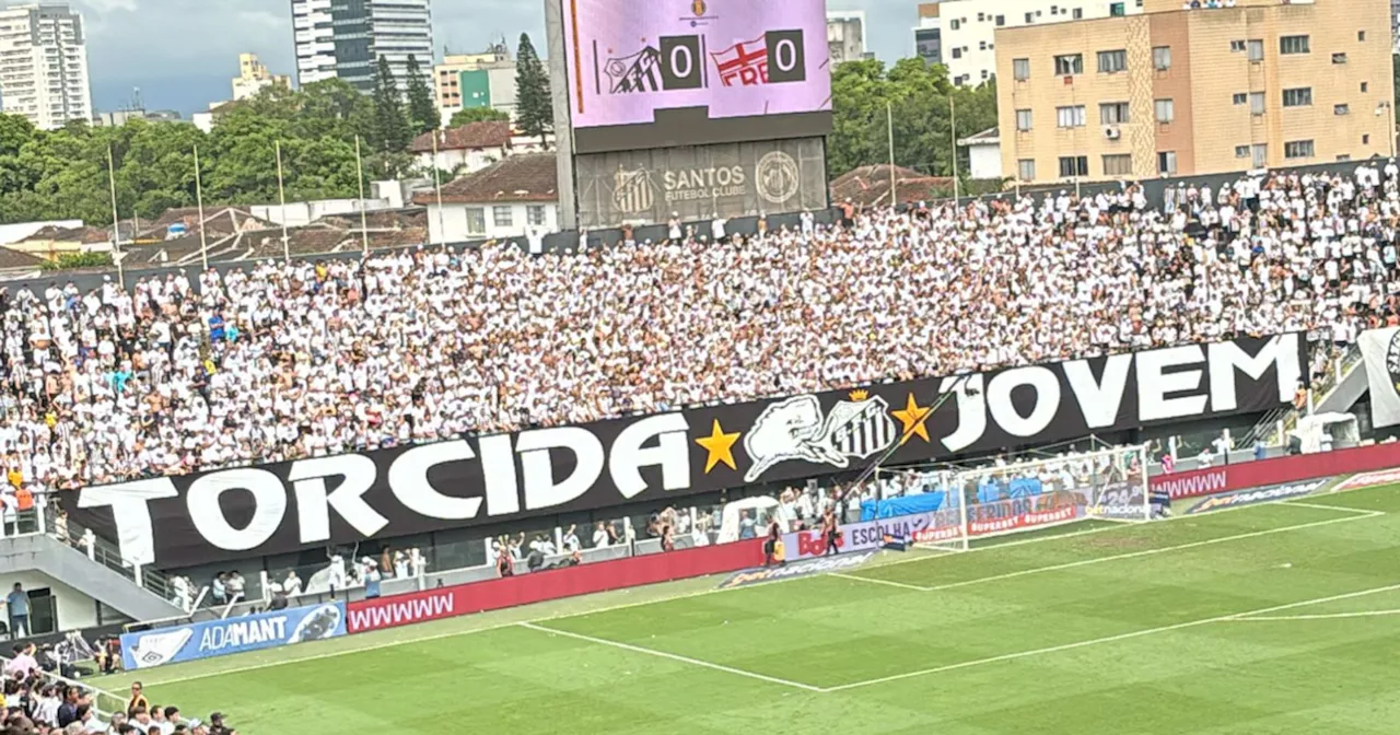 Torcida do Santos desvira faixa com homenagem a Pelé e põe fim a protesto na Série B