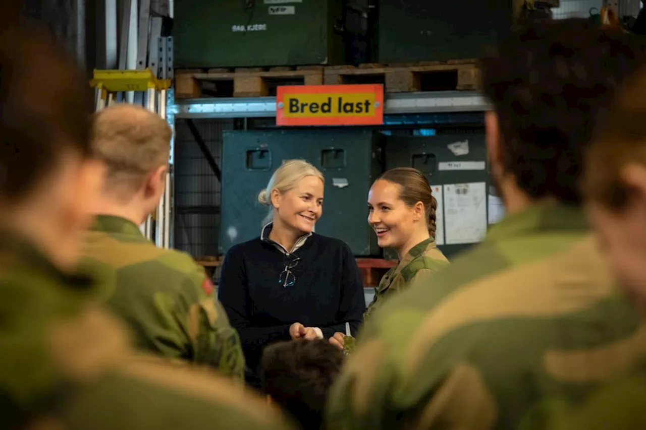 Kronprinsesse Mette-Marit besøkte datteren i Hæren