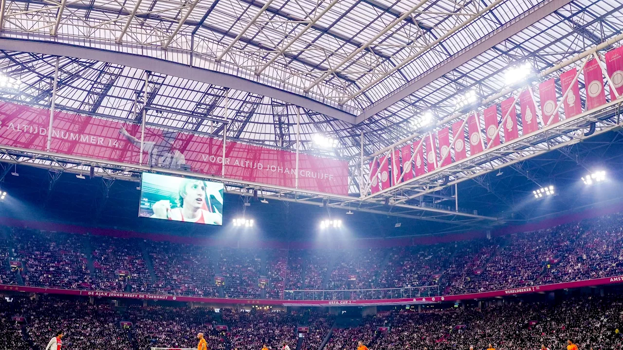 Ajax-fans applaudisseren tijdens speciale minuut bij duel van Ajax Legends