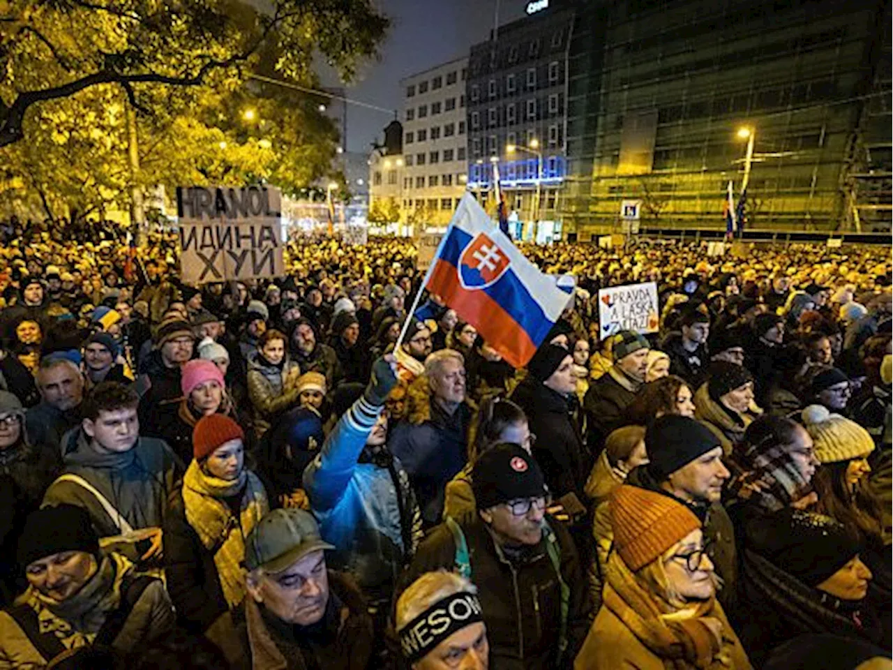 Tausende protestieren gegen slowakische Regierung