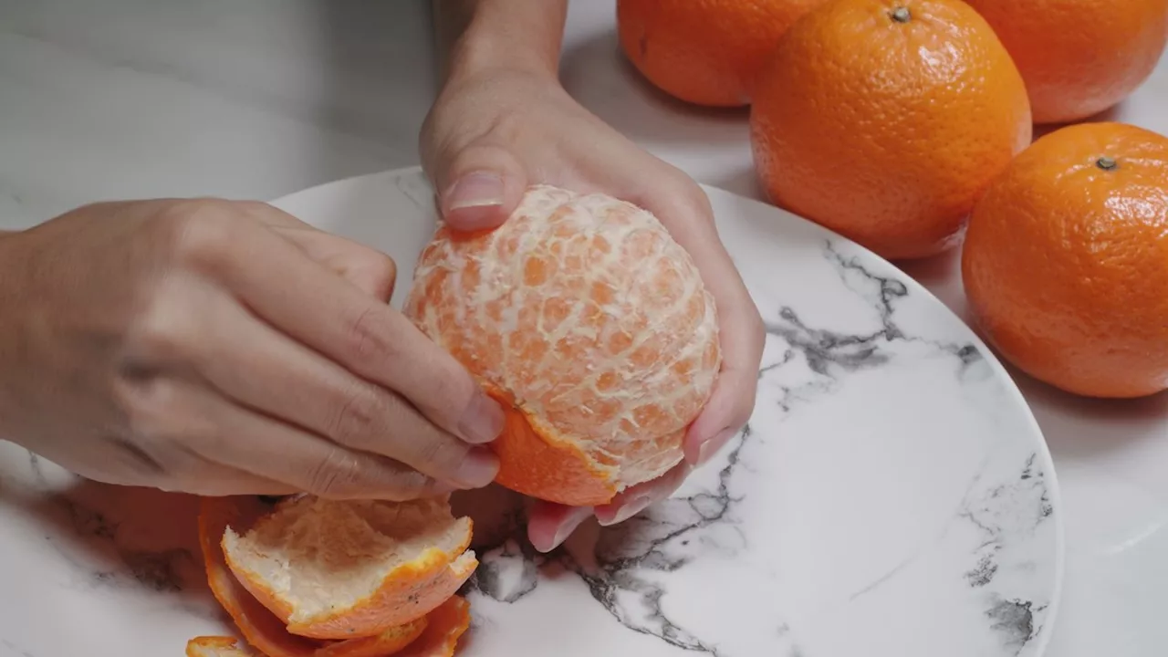 Mandarine schälen leicht gemacht: Trick dauert nur wenige Sekunden