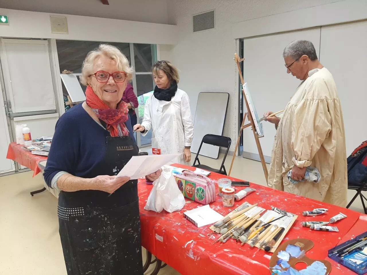 À 90 ans, Josette enseigne toujours la peinture dans cette station de la côte bretonne