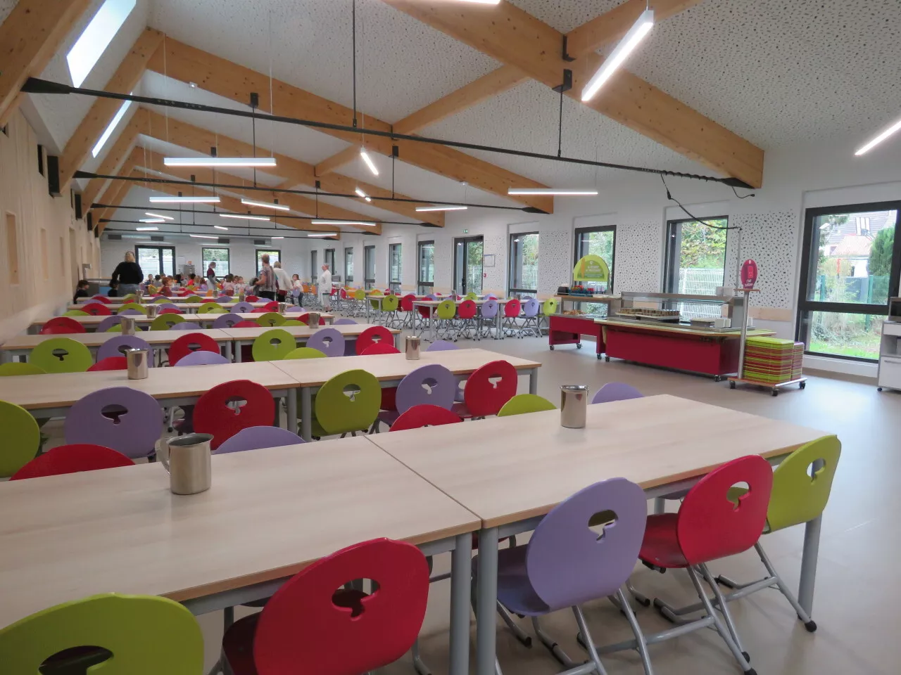 Dans cette école près de Meaux, les élèves mangent dans une cantine toute neuve