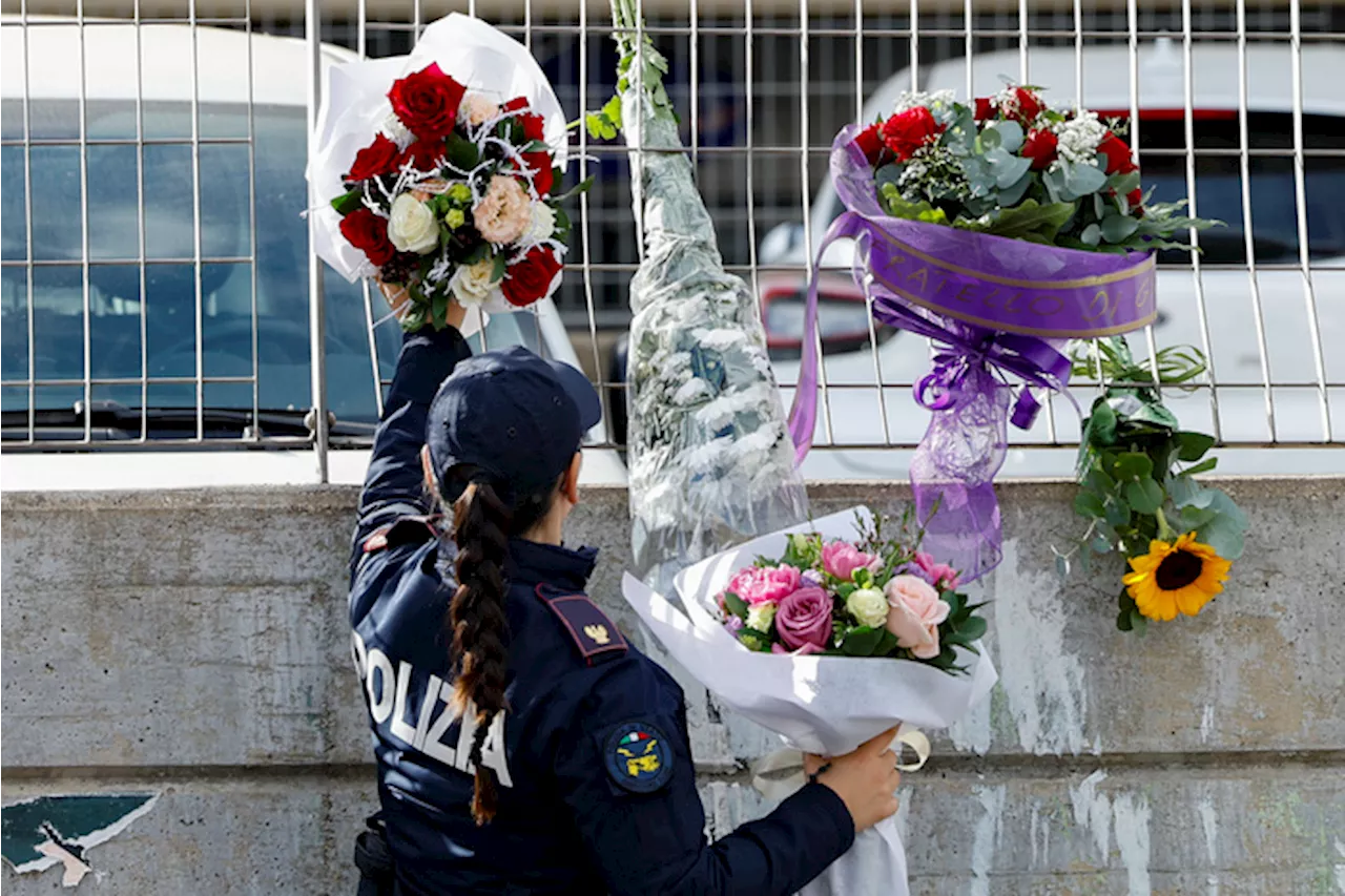 Agenti lasciano fiori per la morte di un collega a Roma