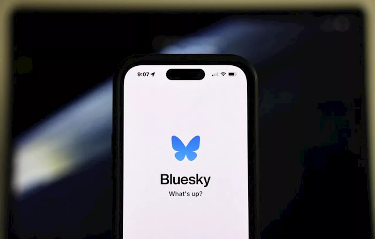 Bluesky sfida X, non permetterà l'uso dei post per l'IA