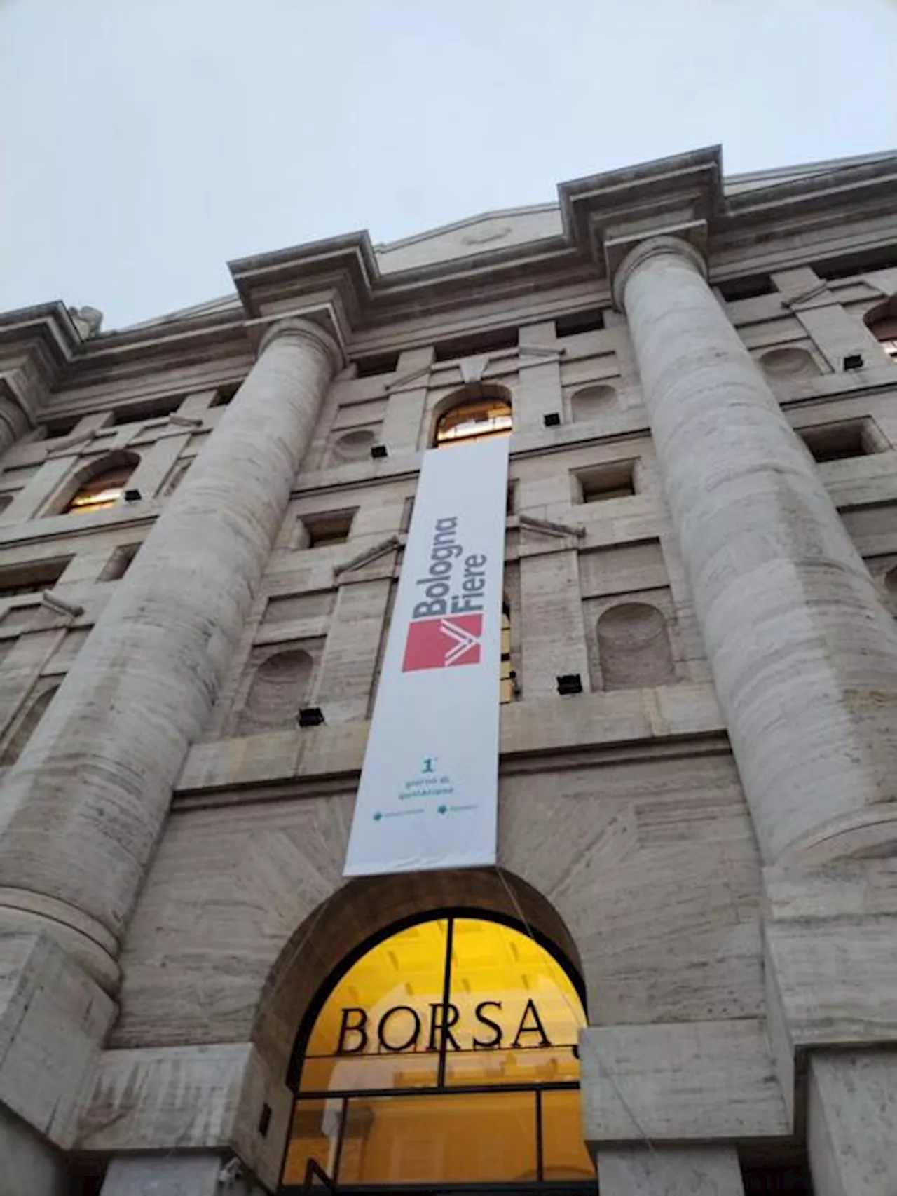 Borsa: Milano cede (-1,15%), giù Enel, accelerano Bper e Banco