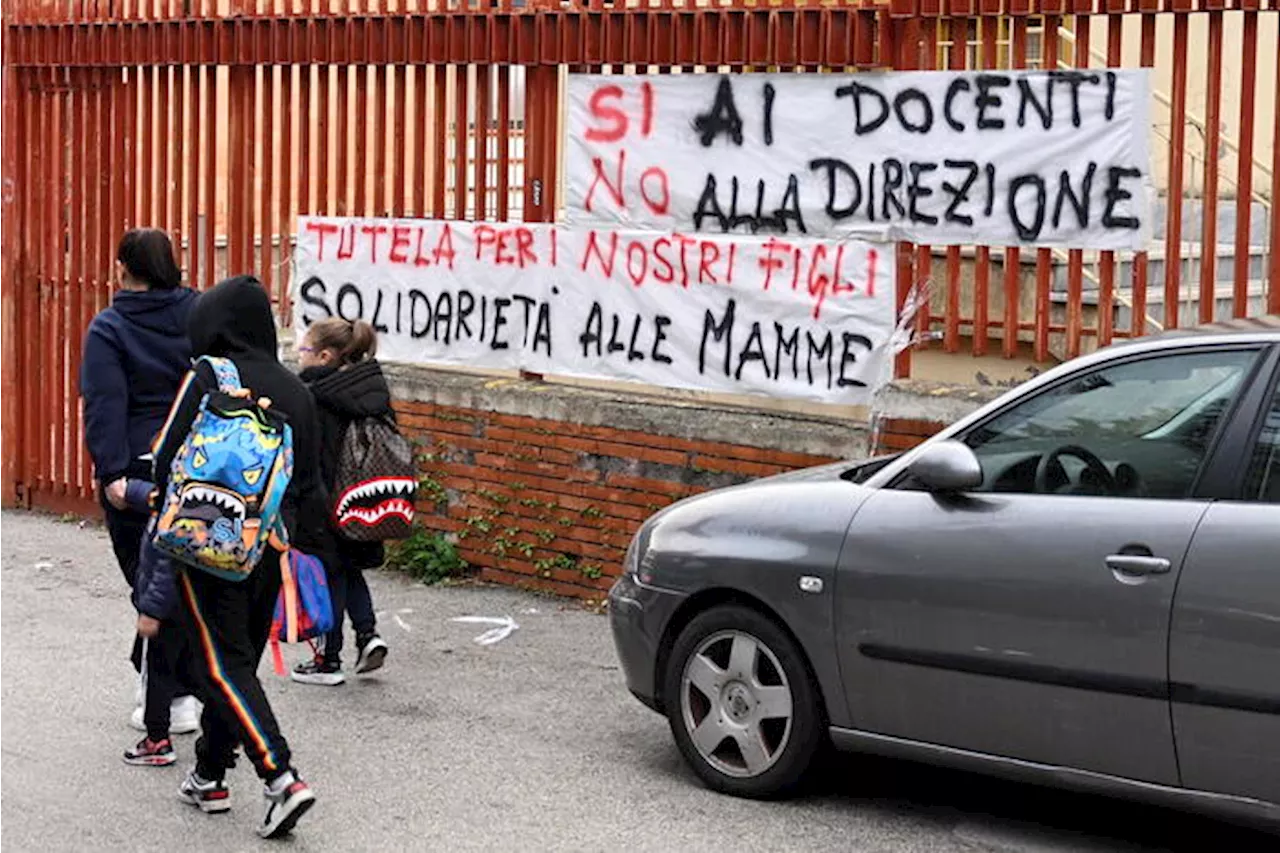 Prof aggredita, striscioni e rientro blindato per gli alunni