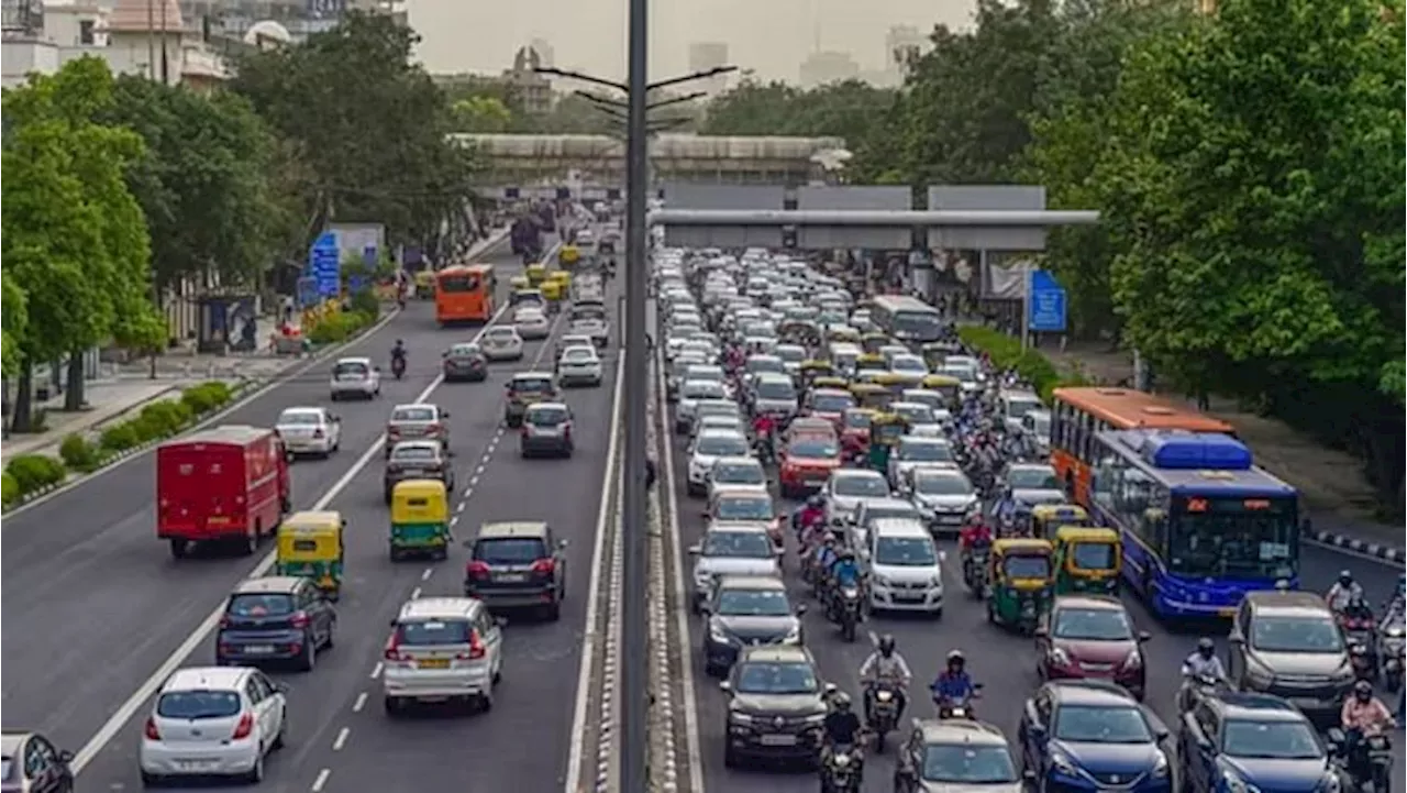 Old Vehicles: दिल्ली में वायु प्रदूषण से निपटने के लिए 2,200 से अधिक पुराने वाहन जब्त, जानें डिटेल्स