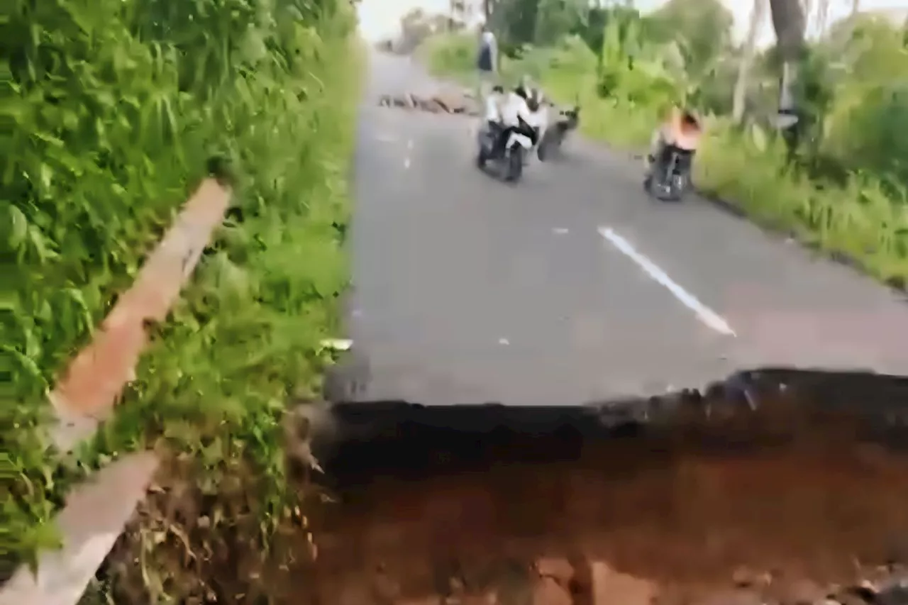 Jalan penghubung OKU Selatan dan OKU Timur putus akibat longsor