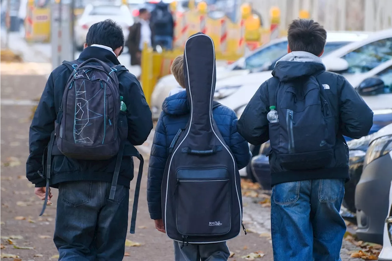 Friedrichshain-Kreuzberg: Temporäre Schulstraße vor Leibniz-Gymnasium eingerichtet