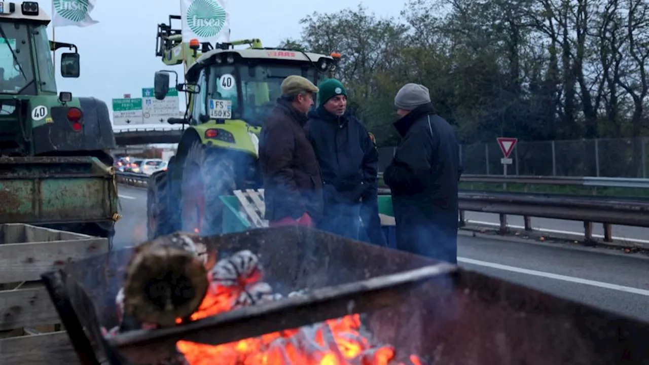 Colère des agriculteurs : les mobilisations se poursuivent ce lundi, plusieurs axes routiers bloqués