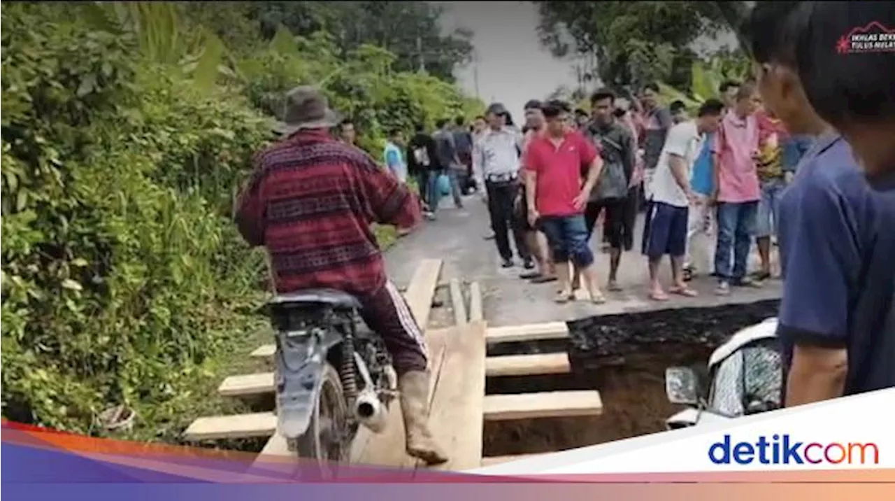 Jalan Penghubung Desa di OKU Selatan Amblas, Mobil dan Motor Terjebak