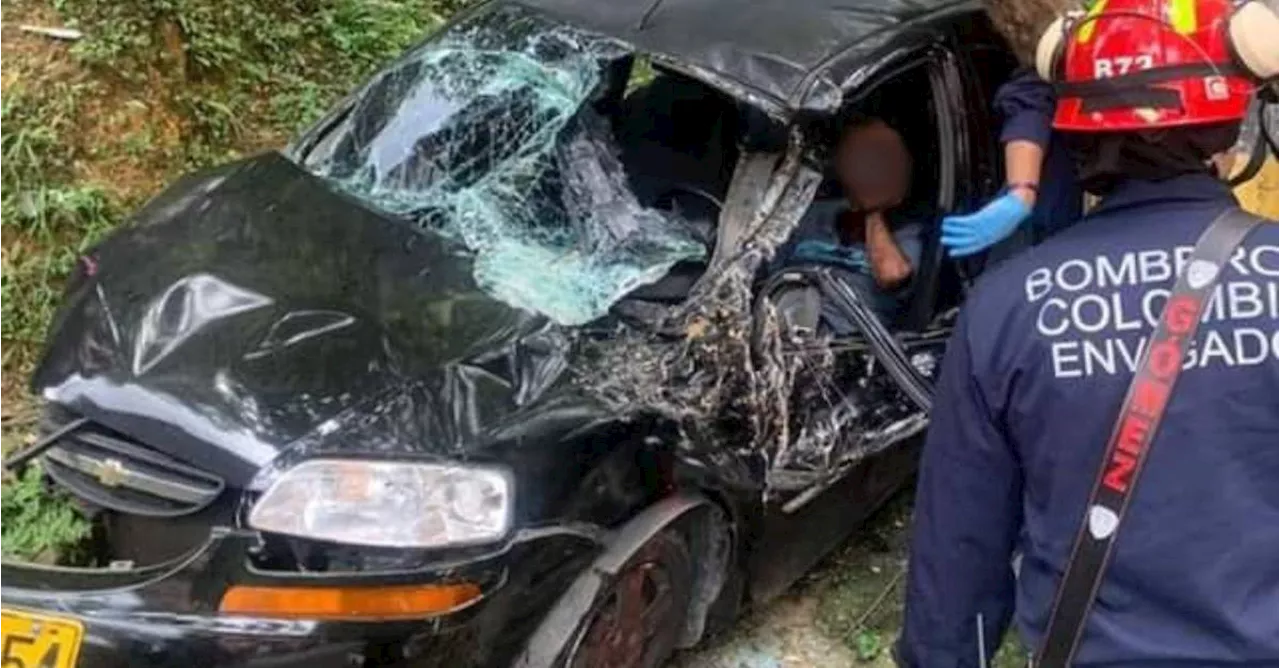 Conductor se quedó sin frenos y resultó herido tras chocar contra un árbol en Envigado