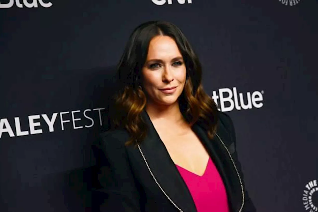 Jennifer Love Hewitt remembers the press knowing her mother died before she did