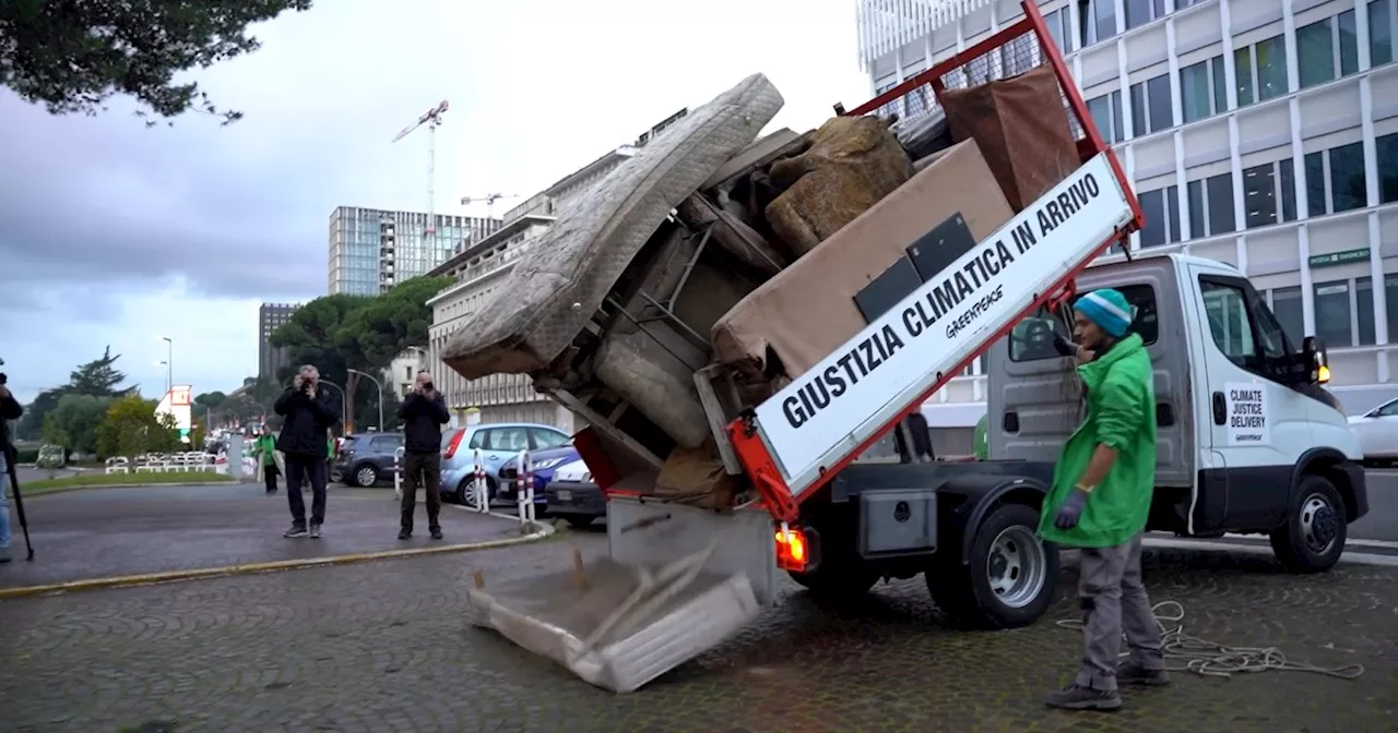 Gli oggetti distrutti dalle alluvioni scaricati davanti all’azienda Eni a Roma, l’azione di…