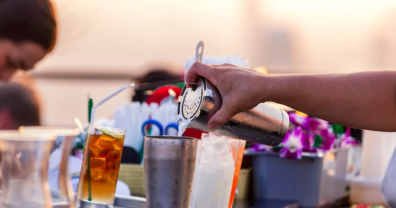 Touristen trinken Gift-Cocktail in Thailand - nun kämpfen sie um ihr Leben