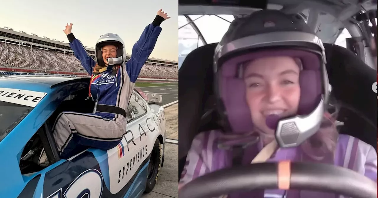 Actriz Sydney Sweeney presume su talento manejando un auto Nascar (VIDEO)