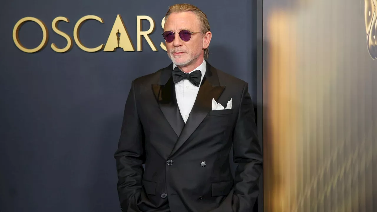 Daniel Craig ne peut visiblement plus se passer de ses lunettes de soleil teintées