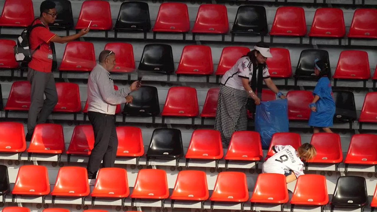 Suporter Jepang Bersihkan Stadion GBK dari Sampah