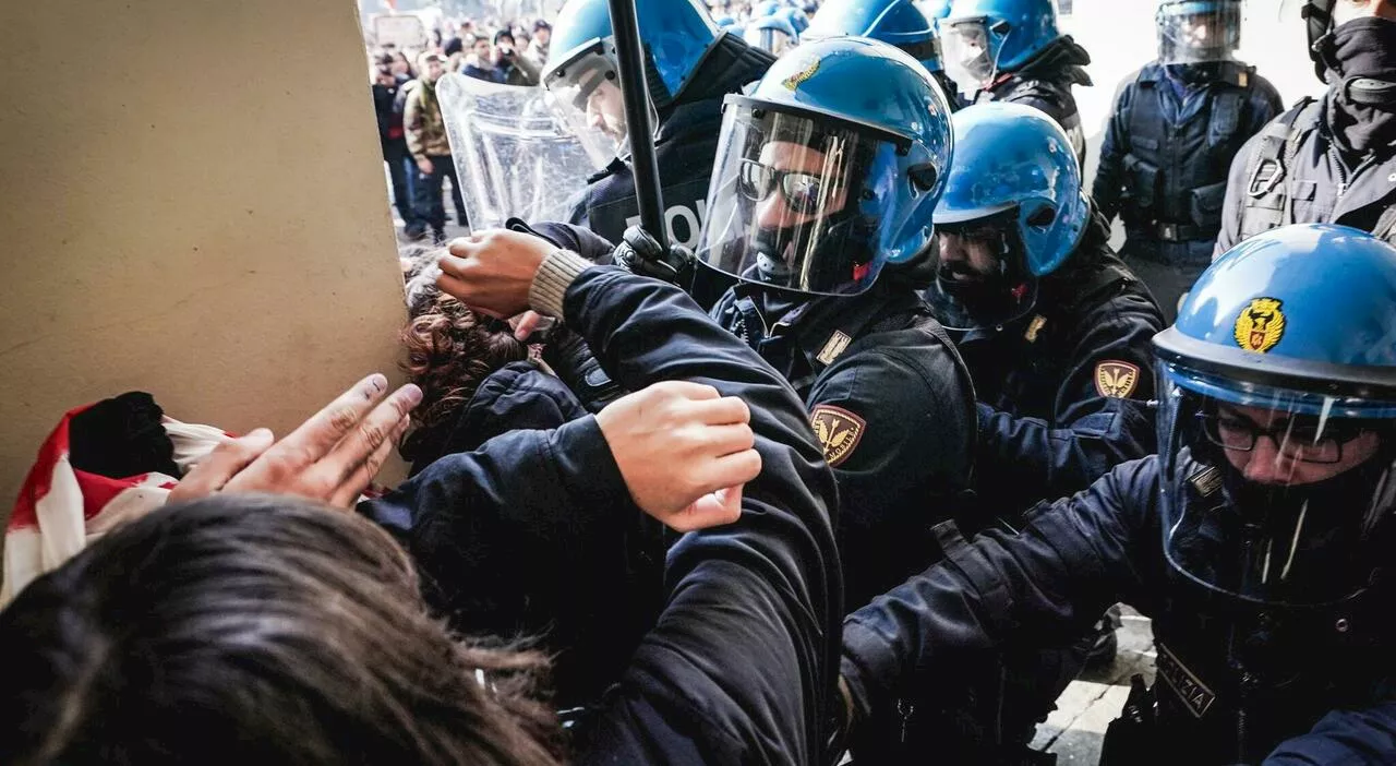 Studenti in piazza in tutta Italia, tensione a Roma e Torino