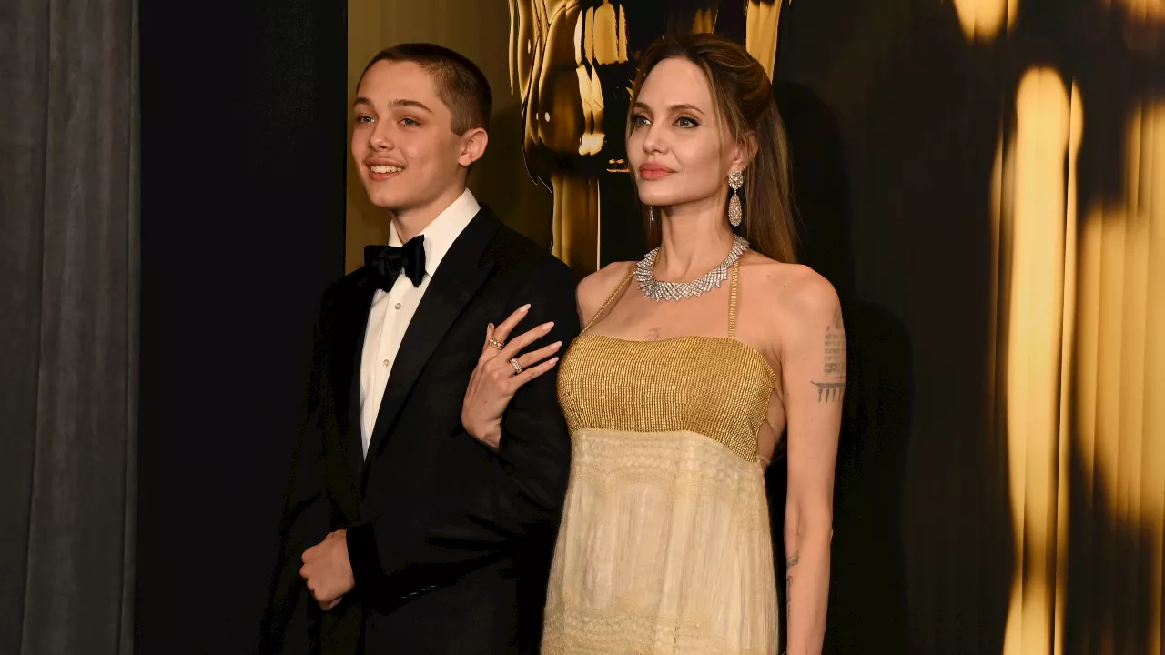 Angelina Jolie e Knox Jolie-Pitt, rara apparizione sul carpet con il giovane somigliantissimo a papà