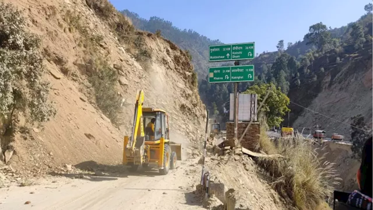 उत्तराखंड में दरकती पहाड़ी ने हाईवे पर रोकी वाहनों की रफ्तार, दो दिनों से मार्ग बंद; NH के पास भूस्खलन जारी