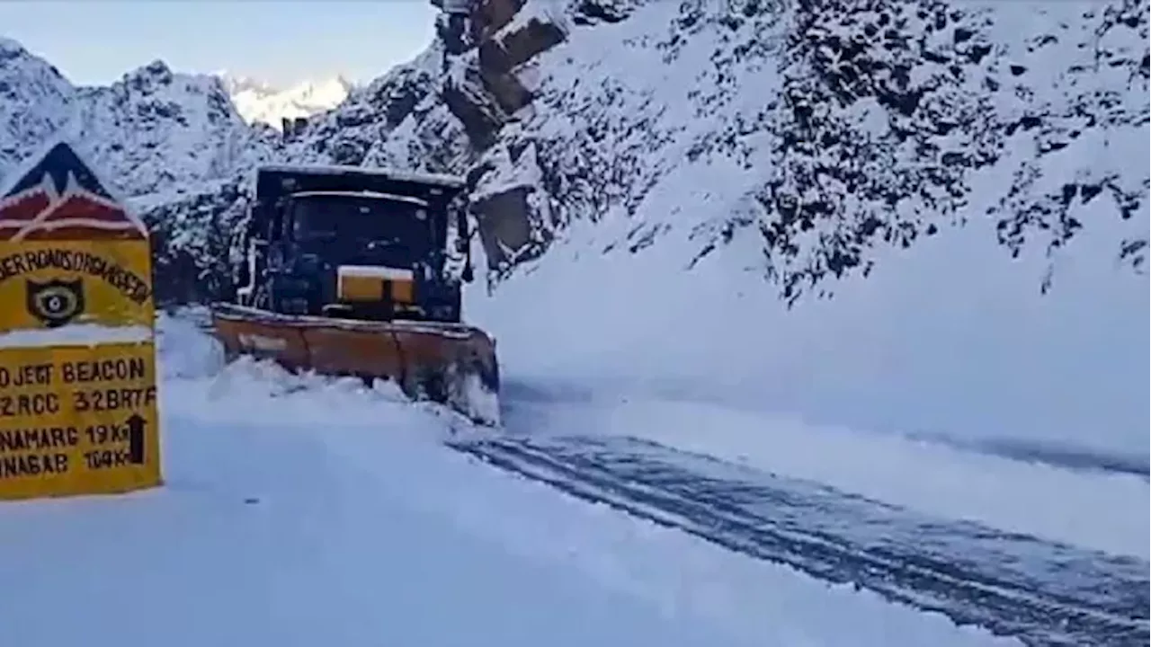 Snowfall in JK: कश्मीर के ऊंचे इलाकों में भारी बर्फबारी, इन जगहों पर माइनस में पहुंचा पारा; कई रास्ते बंद