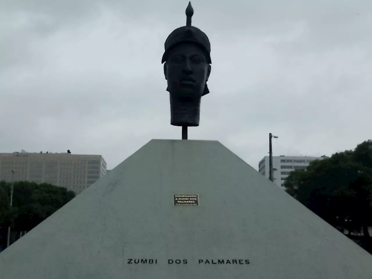 Nova placa é instalada em monumento em homenagem a Zumbi dos Palmares